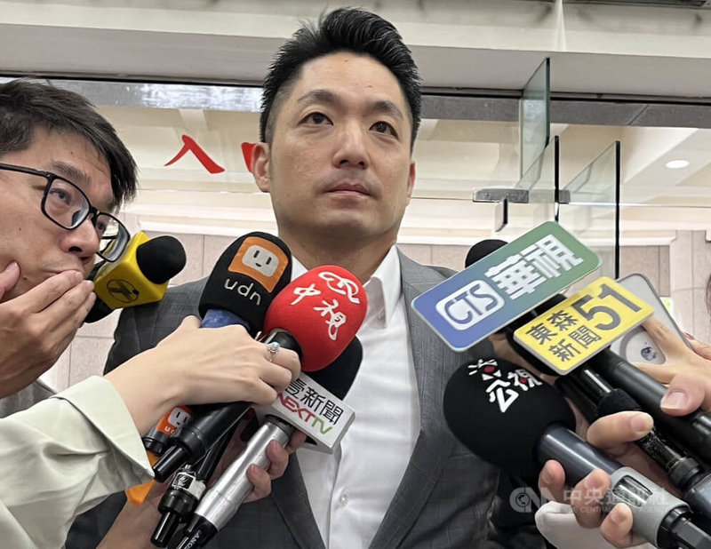 行政院近日刪減中央給地方的一般性補助款,台北市長蔣萬安(右)29日接受媒體聯訪表示,中央政府不應該剋扣地方政府補助款,下午將遞件提起訴願。中央社記者楊淑閔攝 114年5月29日