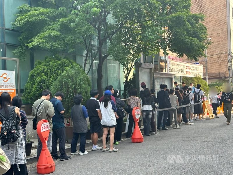 韓國總統大選事前投票於29、30日舉行。韓國各地許多投票所30日整天都大排長龍,還有不少民眾趕在結束投票的傍晚6時之前趕到各地投票所排隊。中央社記者廖禹揚首爾攝 114年5月30日