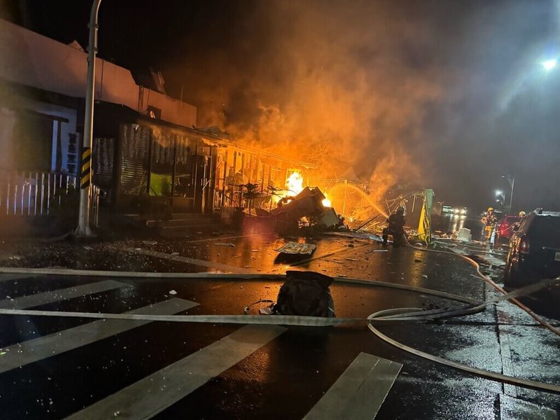 台東縣成功鎮市區一家餐廳30日凌晨發生火警，現場發出氣爆聲，消防局獲報立即派遣人車前往搶救，幸無人員傷亡。（台東縣消防局提供）中央社記者盧太城台東傳真  114年5月30日