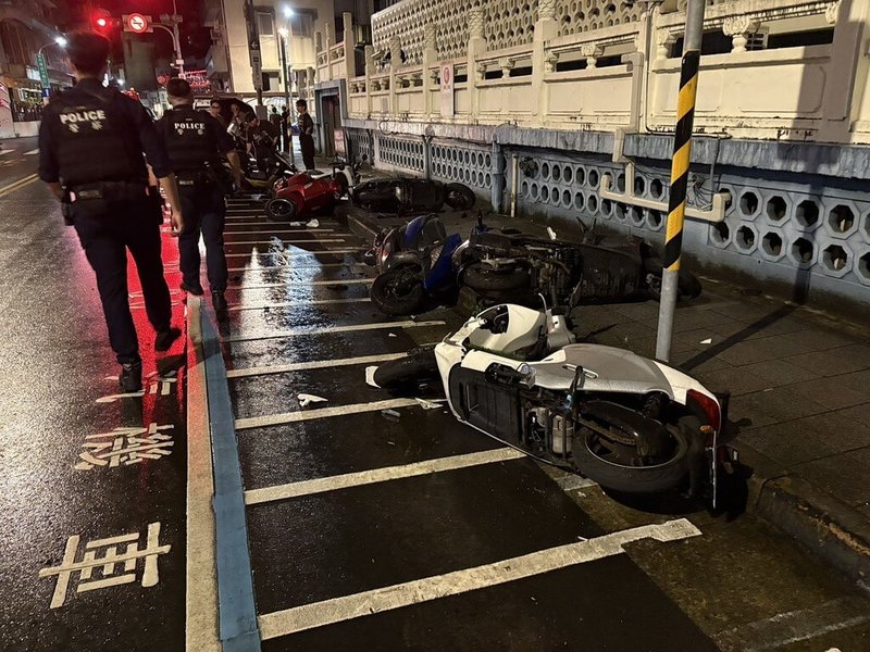 56歲陳姓男子29日晚間開車行經台北市愛國東路附近時,疑精神不濟,先撞到停在路旁的3輛汽車,再往前行駛擦撞路旁10輛機車,導致1名牽車騎士受傷。(警方提供)中央社記者劉建邦傳真 114年5月30日