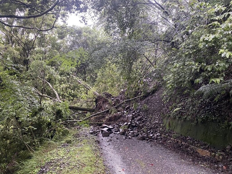 雪霸國家公園大鹿林道東線不堪近日大雨侵襲，多處路段出現坍方落石意外，雖然30日已有工程單位進場搶修，但山區雨勢尚未停歇，搶通之前暫時禁止自行車進入，也提醒山友調整行程避免受困。（雪霸國家公園管理處提供）中央社記者管瑞平傳真 114年5月30日