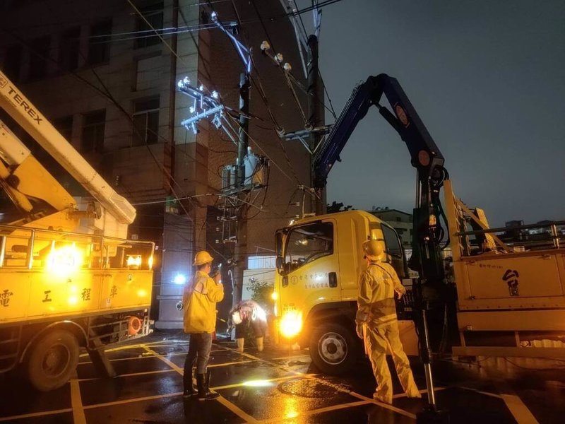 台中市29日滂沱大雨，大里區新仁路二段部分家戶晚間疑因附近營建工地施工造成路面下陷，致台電2根電桿下陷，造成附近約689戶停電，台電工作人員漏夜搶修30日上午已經全部復電。（台電提供）中央社記者郝雪卿傳真  114年5月30日