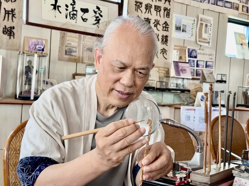 毫芒雕刻家陳逢顯(圖)以往曾創作小茶壺、螞蟻雕塑等作品,30日發表作品「懸浮之境」,雕刻尺寸僅0.3公分的黃金小金魚,他說,此次黃金微型雕刻,難度更勝以往。(陳逢顯提供)中央社記者黃旭昇新北傳真 114年5月30日