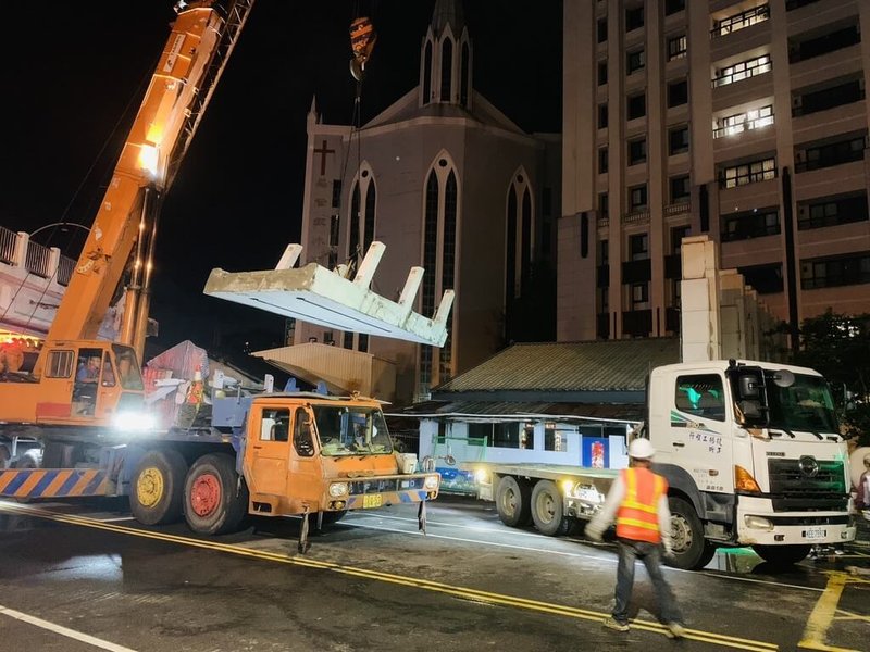 台中市北屯區中清路2段與大鵬路口人行天橋29日啟動夜間拆除作業,吊掛拆除物撞擊附近民宅,造成屋瓦局部受損,台中市政府30日要求廠商連繫屋主處理理賠相關事宜。(中市府提供)中央社記者郝雪卿傳真 114年5月30日