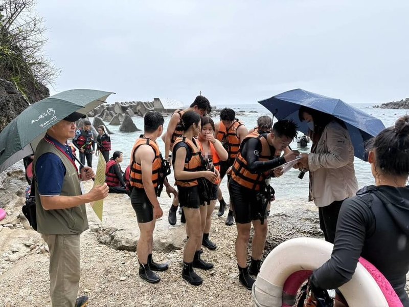 大鵬灣國家風景區管理處30日在小琉球各景點遊憩水域稽查潛水活動,截至中午發現共4家潛水業者,提供遊客投保責任資料不完備。(大鵬灣國家風景區管理處提供)中央社記者黃郁菁傳真 114年5月30日