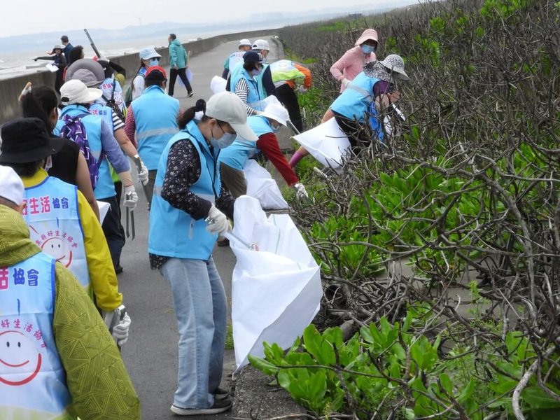 聯合國將6月5日訂為「世界環境日」,農業部林業及自然保育署新竹分署30日利用假日攜手社區環保志工,在苗栗縣後龍鎮合興段編號1312海岸保安林淨灘,以實際行動守護自然。(林保署新竹分署提供)中央社記者管瑞平傳真 114年5月30日
