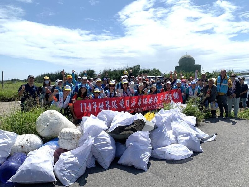 農業部林業及自然保育署新竹分署30日號召苗栗縣後龍鎮復興里環保志工隊及苗栗縣好生活協會,在苗栗後龍海岸保安林舉辦淨灘活動,約130人參與、合力清除320公斤海岸廢棄物。(林保署新竹分署提供)中央社記者管瑞平傳真 114年5月30日