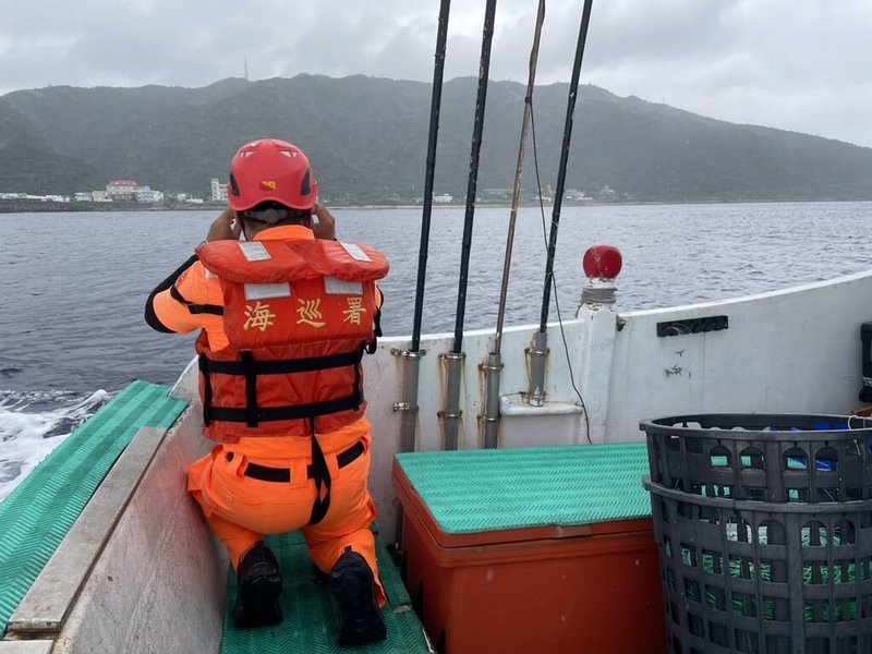 墨西哥籍男子30日在綠島大白沙岸際戲水失蹤,疑遭海流帶離岸際,海巡與警消動員陸海空投入救援,持續於現場展開搜索。(海巡提供)中央社記者盧太城台東傳真 114年5月30日