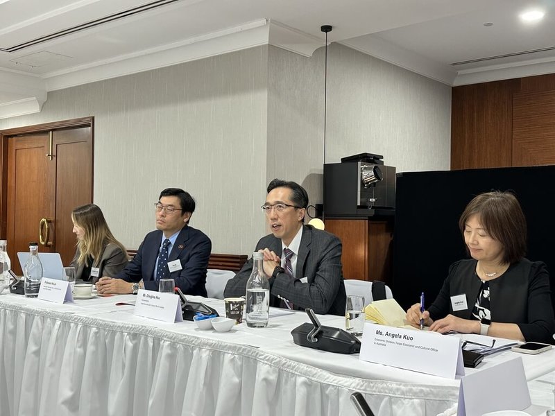 駐澳大利亞代表處29日於伯斯與澳洲國際貿易暨投資中心(ACITI)共同主辦「台澳低碳科技與能源安全供應鏈韌性圓桌論壇」。駐澳代表徐佑典(右2)致詞時呼籲澳洲支持台灣加入CPTPP,將有助深化台澳經貿關係,共同推動新興產業發展,強化印太合作與包容性。(駐澳代表處提供)中央社記者丘德真雪梨傳真 114年5月30日