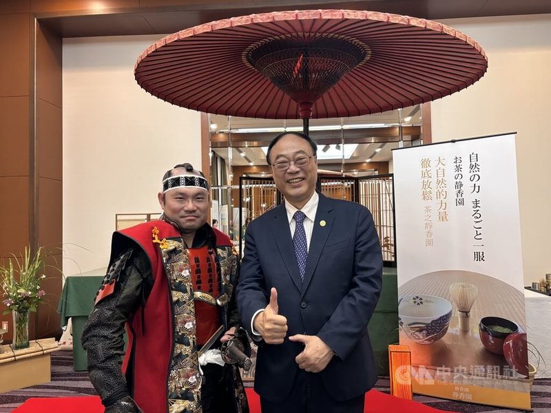 第16屆台日觀光高峰論壇在日本鳥取縣舉辦,相較於台灣人愛赴日本旅遊,日本人的出國意願卻不高,台灣與日本存在的嚴重「觀光逆差」問題成為焦點。交通部觀光署長周永暉(右)表示,以目前成長趨勢來看,今年日本人赴台灣觀光的人數一定會超越去年,將從多方面攬客。中央社記者戴雅真鳥取攝 114年5月30日