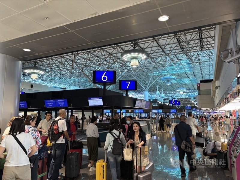 端午連假開跑，由於29日為出境尖峰，桃園國際機場30日疏運人潮未見暴增，與日均運量差不多，出入境等流程運作順暢。中央社記者葉臻攝  114年5月30日