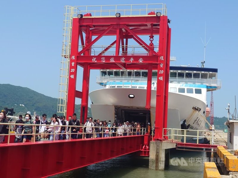 端午連假登場,交通船「台馬之星」30日上午載運357名旅客抵達南竿港,較原定抵達時間晚約1小時,後續則因船隻故障,空船返台檢修。中央社記者潘欣彤攝 114年5月30日