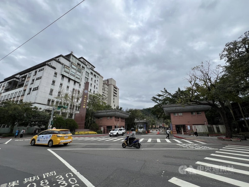 大學各校系近日陸續公布114學年度大學申請入學正取、備取名單,以政治大學為例,名單28日已公告在學校網站。校方提醒學生務必在6月5日到6日規定時間內完成網路登記志願,參加統一分發,最後每名學生只會錄取一個校系。中央社記者陳至中攝 114年5月30日