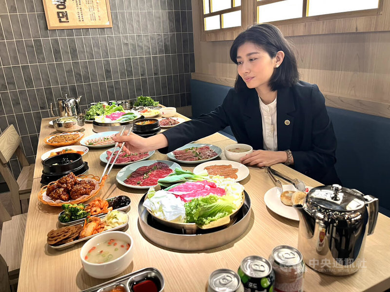 高雄夢時代韓式銅盤烤肉專門店開幕,除了韓式小菜、銅盤烤肉、辣炒年糕等自助吧外,也有頂級吃到飽方案可選擇。中央社記者林巧璉攝 114年5月30日