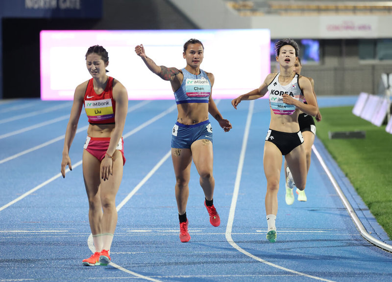 台灣女子7項全能好手陳彩娟(中)30日在2025亞洲田徑錦標賽以總分5608奪銅,她在最後一個項目800公尺中奮力衝線。(中華民國田徑協會提供)中央社記者黎建忠傳真 114年5月30日