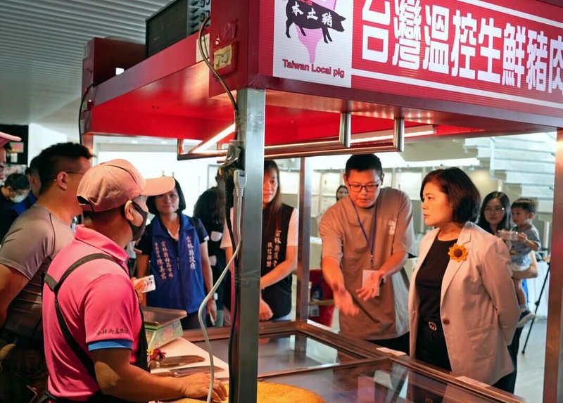 雲林養豬讀書會30日起一連兩天舉行養豬畜牧專業展覽,提供消費者辨識優質豬肉方法,展現養豬產業的創新發展,縣長張麗善(前右)到場參觀「台灣溫控生鮮豬肉」攤位。(雲林縣政府提供)中央社記者黃國芳傳真 114年5月30日