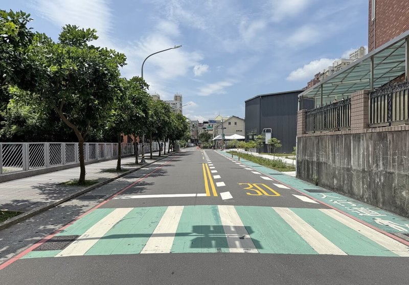 新北市三峽區北大國小外日前發生重大車禍,交通局已針對周邊路段強化交通安全改善,包含增設路口視覺化減速標線與速限標示等,後續也將增設實體減速丘。(新北市交通局提供)中央社記者黃旭昇新北市傳真 114年5月30日