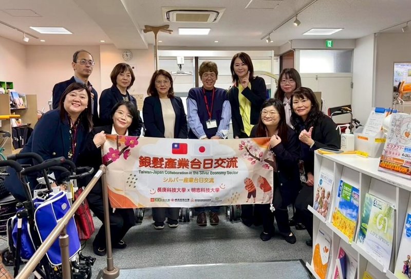 明志科技大學與長庚科技大學日前組團參觀日本大阪「福祉用具展示場」,實際操作或體驗高齡輔具,如樓梯升降椅、特殊床具或便盆裝置,期望未來雙方進一步技術交流與產業對接。(明志科大提供)中央社記者黃旭昇新北市傳真 114年5月30日