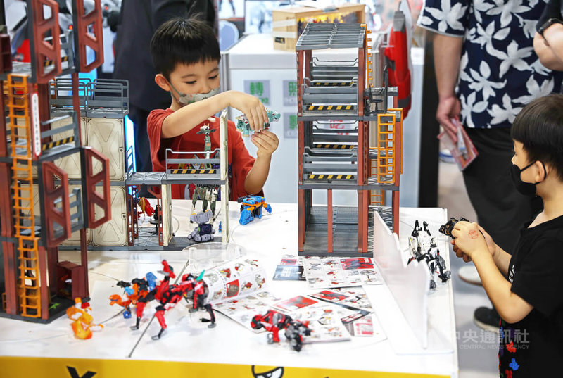 2025台北國際潮流玩具、授權展30日起於台北世貿一館展出至6月2日,適逢端午連假首日搶攻連假人潮,吸引許多爸媽帶著小朋友到場,小朋友們專注地玩著玩具。中央社記者張新偉攝 114年5月30日