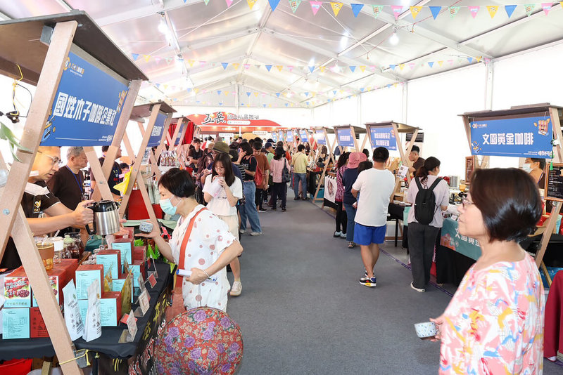 2025南投巧克力咖啡節30日在埔里福興溫泉區登場,現場匯集超過百家咖啡與巧克力品牌,適逢端午連假,活動首日即湧入眾多遊客。(南投縣政府提供)中央社記者鄭維真傳真 114年5月30日