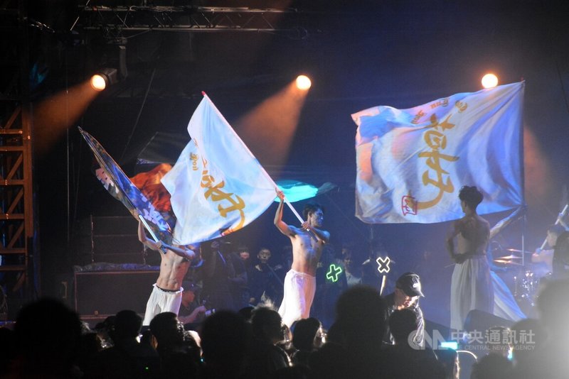2025雙北世壯運閉幕典禮30日晚間在新北市美術館舉行,表演團體演出展現民俗與當代創作的融合,展現多元文化魅力。中央社記者黃旭昇新北市攝 114年5月30日