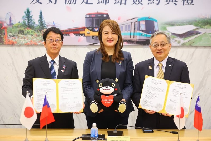 高雄捷運股份有限公司與日本京阪控股株式會社30日簽訂「友好協定」,在高雄市政府觀光局長高閔琳(中)見證下,由高捷董事長楊岳崑(右)與京阪電車社長平川良浩(左)代表簽署。(高捷提供)中央社記者林巧璉傳真 114年5月30日