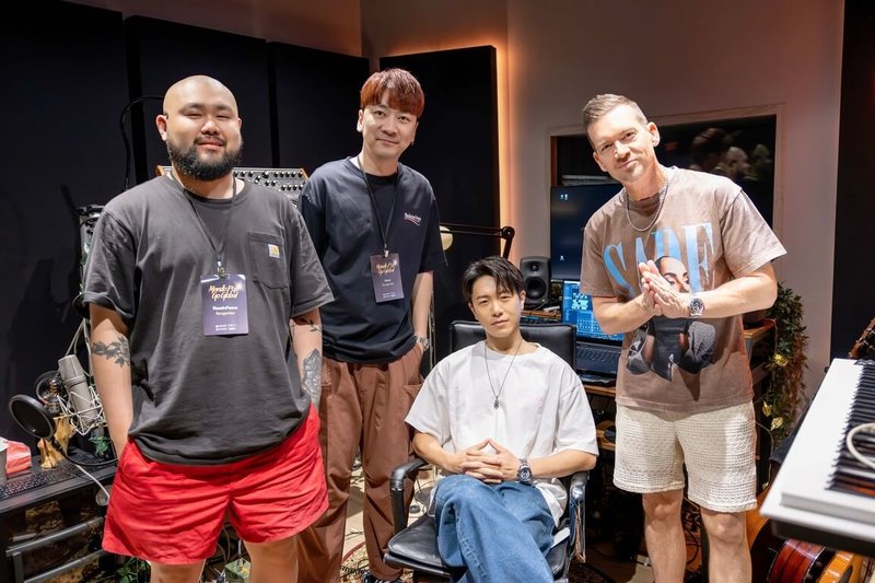 歌手韋禮安(右2)參與2025國際音樂創作營暨工作坊,跟來自美國、韓國、馬來西亞等地的音樂人交流並共同創作,他30日透露有寫出一些很喜歡的歌,或許有機會放入新專輯中。(文策院/WCM提供)中央社記者王心妤傳真 114年5月30日