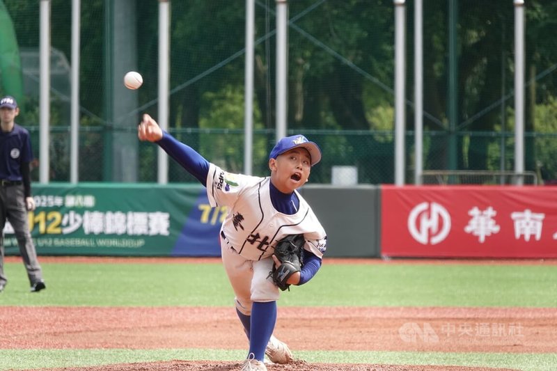 華南少棒賽台北市拚連霸差一步,30日在4強賽與新北市交手,北市五年級投手張雨齊(圖)先發表現超齡,投3.2局失2分,助隊以5比2搶勝,晉級冠軍戰。中央社記者謝靜雯攝 114年5月30日
