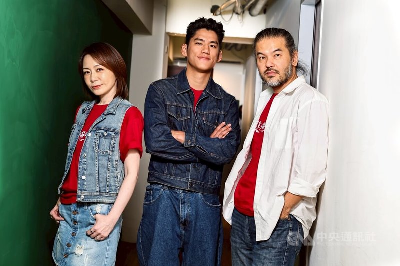 電影「搜查瑠公圳」全台上映中,導演賴俊羽(右起)、演員朱軒洋、潘儀君接受中央社專訪,分享拍攝點滴,片中為重現台灣60年代多樣口音,兩名演員下足苦心。中央社記者翁睿坤攝 114年5月30日