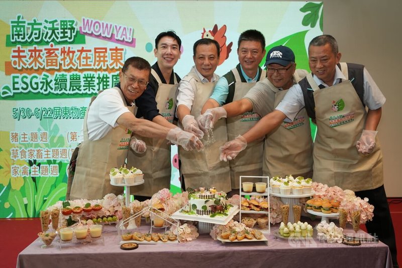 屏東縣政府辦理永續農業系列推廣活動,30日在屏東農業物產館熱鬧開跑,農業處長鄭永裕(左3)等人現場示範以在地食材入菜。中央社記者黃郁菁攝 114年5月30日