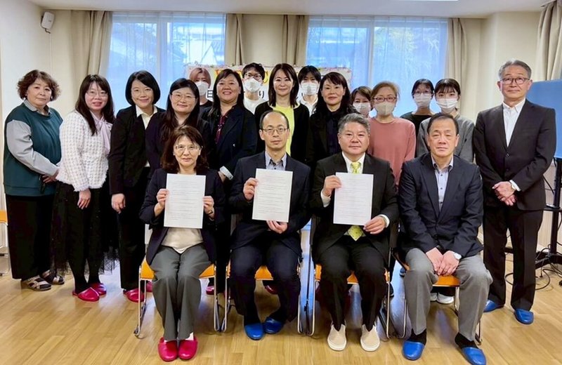 明志科技大學日前組團參訪日本正福會照護機構，並簽訂合作意向書。關西銀髮服務協會副理事長島義弘（前排右起）、理事長福田光正、明志科大工程學院院長洪國永、長庚科技大學高齡暨健康照護管理系主任張淑紅與團隊會後合影。（明志科大提供）中央社記者黃旭昇新北市傳真  114年5月30日