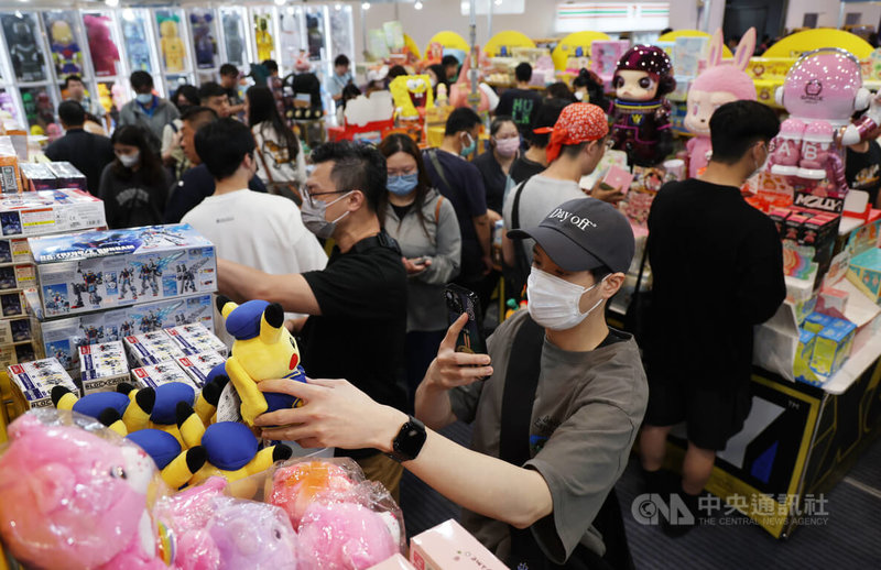 2025台北國際潮流玩具、授權展30日在台北世貿1館登場,吸引許多民眾到場搶購商品。中央社記者張新偉攝 114年5月30日