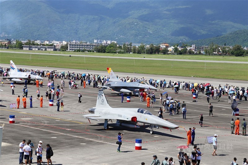 圖為空軍花蓮基地營區開放靜態展示RF-5E偵照機(圖前)。(中央社檔案照片)