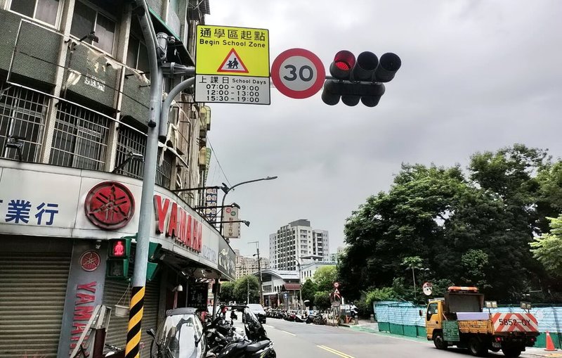 新北市三峽區日前發生重大車禍,交通局30日表示,在北大國小前路段現已更新通學區標誌,且為進一步提高駕駛人警覺性,目前三峽警分局於上下學時段都會派員協助疏導與管制交通。(新北市交通局提供)中央社記者黃旭昇新北傳真 114年5月30日