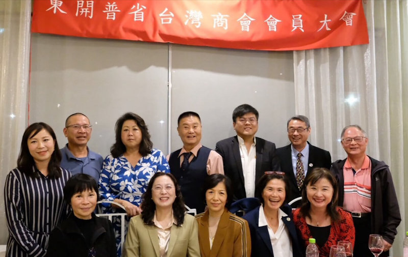 駐南非開普敦辦事處處長陳瑩莉(前排左2)參加東開普省台灣商會會員大會時,提醒當地僑民注意東開普省伊麗莎白港市治安問題。東開普省僑界急難救助協會會長張朝勝(後排右3)表示,當地僑胞或國人在非洲旅遊或發生重大意外事故等緊急狀況時,可立即聯絡當地僑界急難救助協會。(駐開普敦辦事處提供)中央社記者施婉清開羅傳真 114年5月30日