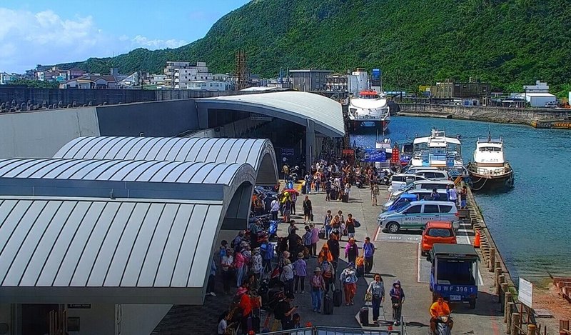 綠島南寮漁港將自6月1日起啟動「旺季加強交通管制措施」,船班靠岸前後10分鐘內或臨停區車格停滿後,均禁止汽機車再進入港嘴,避免人車交雜危險。(台東縣政府提供)中央社記者盧太城台東傳真 114年5月30日