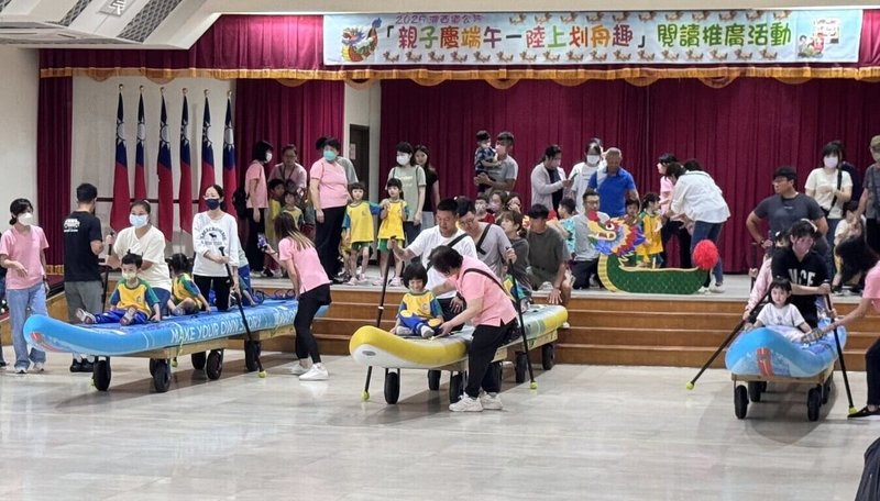 迎接端午節到來,澎湖縣湖西鄉公所30日熱鬧舉辦「陸上划舟」活動,結合傳統文化、繪本故事與親子遊戲等,在公所大禮堂吸引80組家庭近200人參與。(澎湖湖西鄉公所提供)中央社 114年5月30日