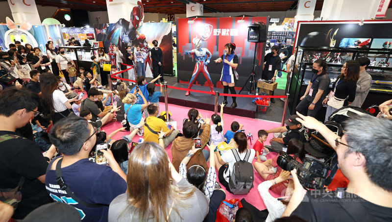 2025台北國際潮流玩具、授權展30日起於台北世貿一館展出至6月2日,適逢端午連假首日搶攻放假人潮,其中野獸國攤位舉辦超人力霸王傑洛(中)的見面會,吸引許多大小朋友齊聚,還能夠與超人力霸王Coser合影。中央社記者張新偉攝 114年5月30日