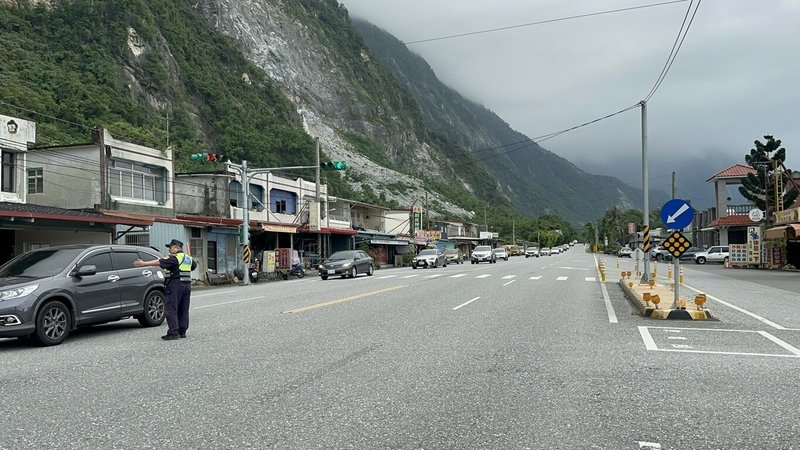 端午連假首日,30日清晨5時起,蘇花路廊宜蘭縣往花蓮縣方向車流增多。花蓮縣警察局新城分局說,蘇花路廊崇德段南下車流偏多,已加派警力疏導交通,維持通行順暢。(新城分局提供)中央社記者張祈傳真 114年5月30日