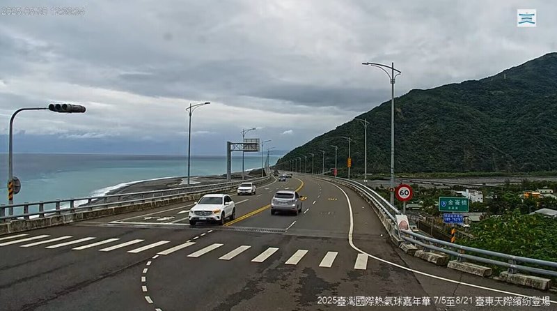 端午節連續假期展開,台東主要聯外道路南迴公路30日截至中午車流順暢,圖為中午時段台東縣政府裝設在南迴公路金崙大橋即時影像,未見壅塞。(台東縣政府提供)中央社記者盧太城台東傳真 114年5月30日