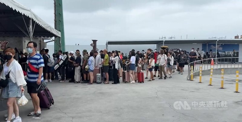 端午節3天連假展開,台東縣綠島鄉30日估海空運湧入民眾超過4300人次,圖為台東富岡漁港排隊搭船前往綠島人潮。中央社記者盧太城台東攝 114年5月30日
