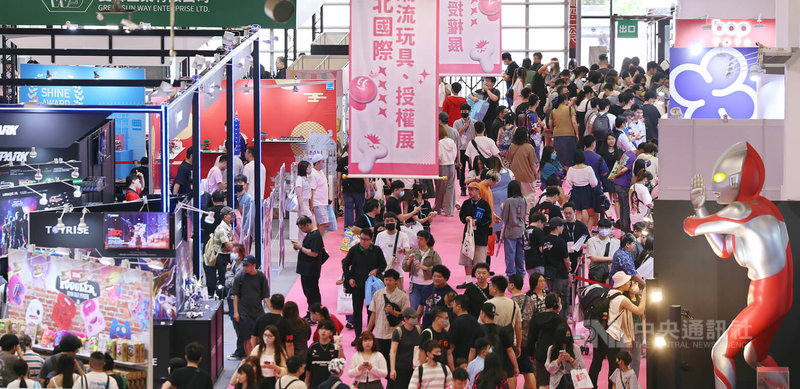 2025台北國際潮流玩具、授權展30日起於台北世貿一館展出至6月2日,適逢端午連假首日搶攻放假休閒人潮,一早展場就湧入滿滿的民眾。中央社記者張新偉攝 114年5月30日