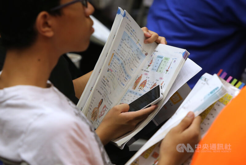 教育部21日公告「高級中等以下學校學生攜帶行動載具到校管理原則」草案,將以明確化、彈性化及階段化管理為原則。(示意圖/中央社檔案照片)