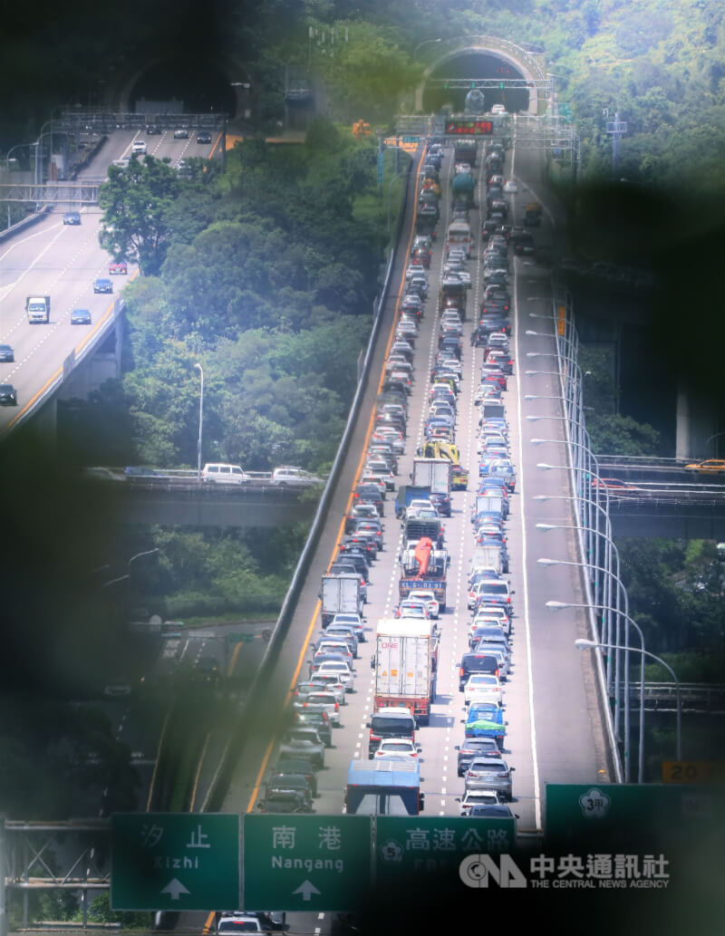 圖為端午連假首日國道3號木柵交流道車流湧現。中央社記者郭日曉攝 114年5月30日