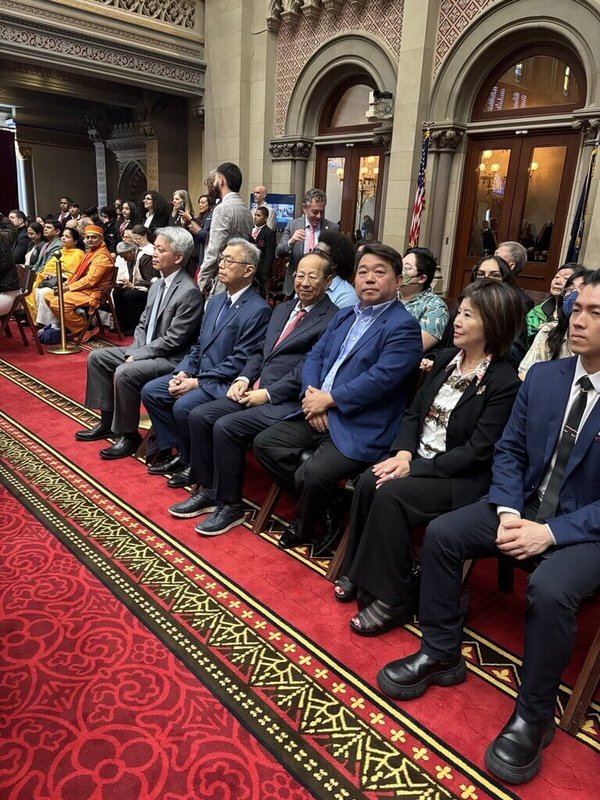 駐紐約辦事處長李志強(前排左)與僑界領袖出席紐約州議會慶祝台灣傳統日活動。(駐紐約辦事處提供)中央社記者廖漢原紐約傳真 114年5月30日