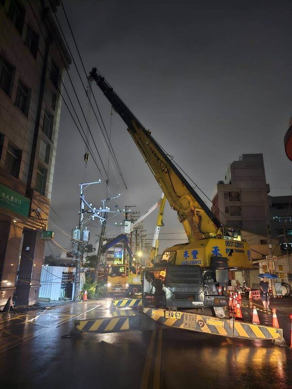 台中市大里區新仁路二段一處工地旁29日發生電桿下陷導致停電事件,台電台中區處30日上午搶修復電;該工地除立即勒令停工外,發展局也要求需待完成改善後才可復工。(台電提供)中央社記者郝雪卿傳真 114年5月30日