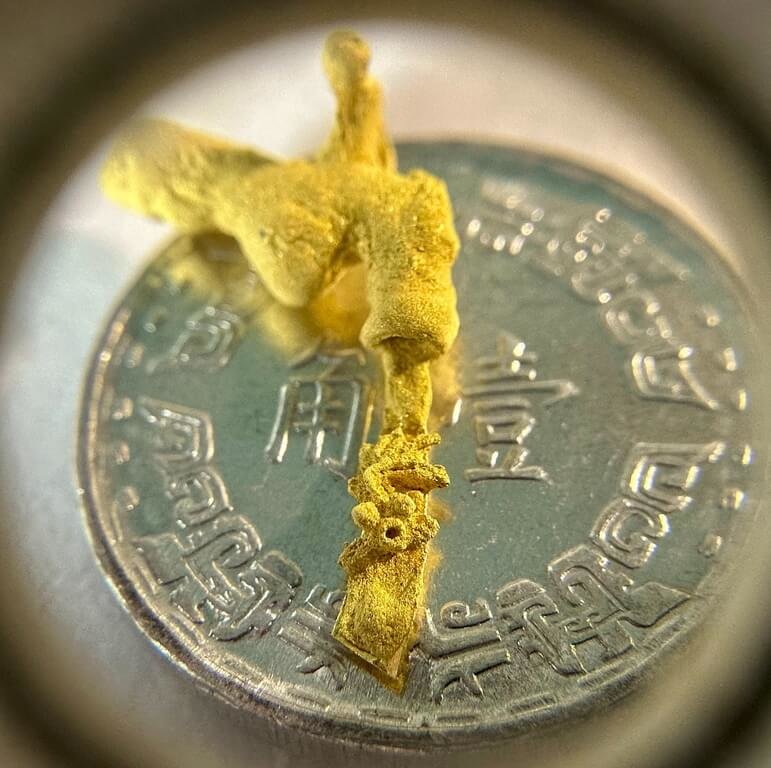 毫芒雕刻家陳逢顯發表作品「懸浮之境」,以水龍頭象徵人為控制,而金魚在激流中逆游,代表對自由的渴望,創作不僅展現技術,也融入東方哲學思想。(陳逢顯提供)中央社記者黃旭昇新北傳真 114年5月30日