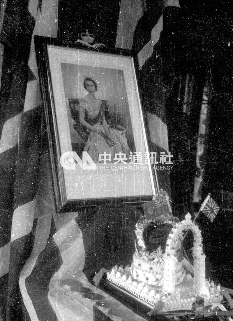 領事館內擺放的女王肖像照。中央社記者鄧錦輝攝 42年6月2日