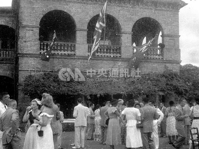 前來參加慶祝活動的僑民及各國使節。中央社記者鄧錦輝攝 42年6月2日