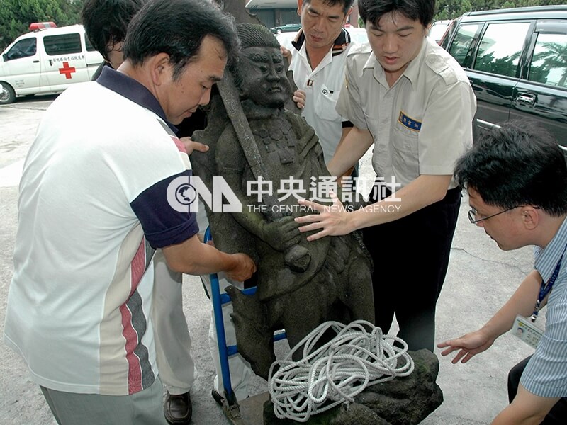不動明王石像重達200多公斤,衛生局出動數名壯丁搬遷。中央社記者吳哲豪彰化攝 94年5月31日